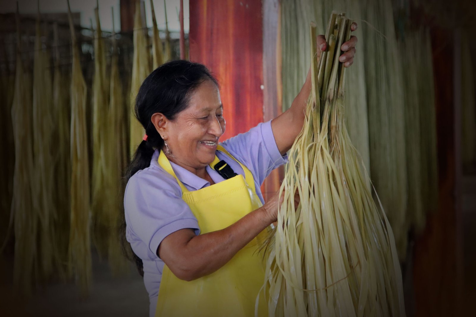 Tejiendo sostenibilidad: mujeres que transformaron la paja toquilla en liderazgo y esperanza